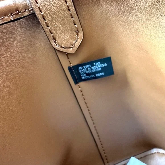 Michael Kors Suri Small Bucket Messenger Shoulder Handbag - Vanilla / Gold Tone - Picture 7 of 7